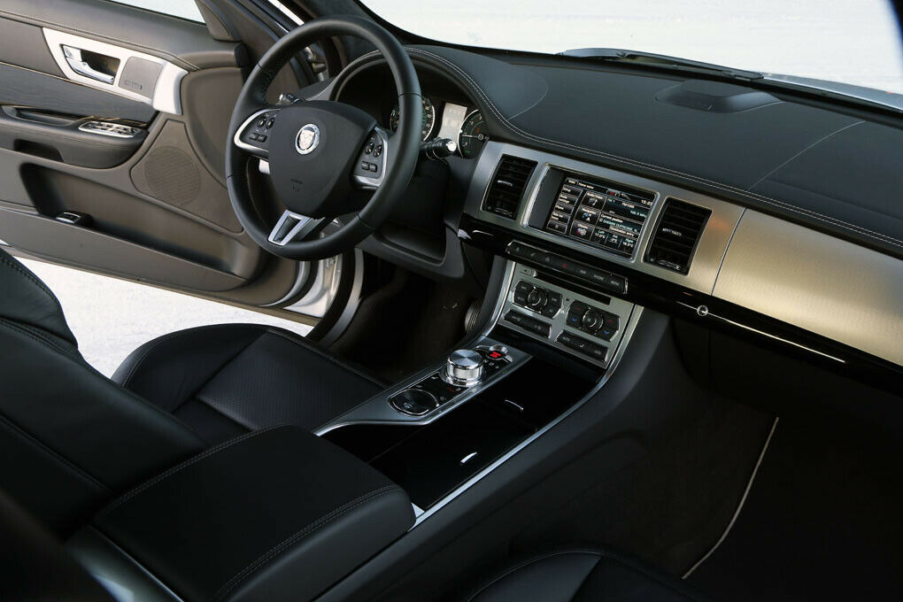 Der XF ist innen etwas rustikaler, aber mit dem neuen 3,0-Liter-V6 nicht sportlicher.