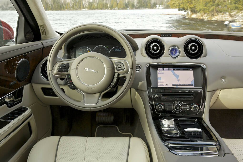 Feines Interieur im XJ. Angenehme Haptik am Lenkrad.