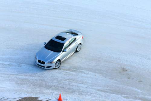Schöner durch den Schnee: Querfahrt im Allrad-XF.