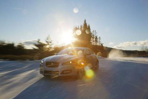 Jaguar XF und XJ AWD bieten Spitzen-Handling und einen spritzigen V6.
