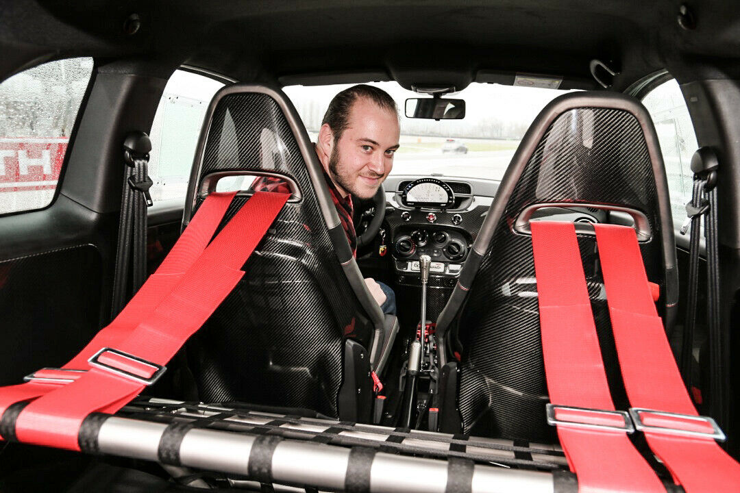 MOTOR-TALK-Redakteur Philipp Monse im 695 Biposto. Abarth schmeißt wirklich alles raus, was "unnütz" ist: Rücksitze, Klima, Radio und Xenon-Licht