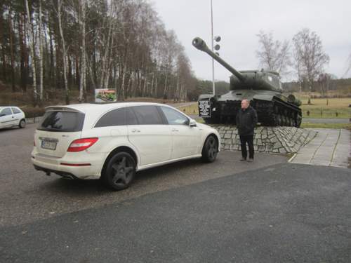 R in weiß stoppt den russischen Panzer