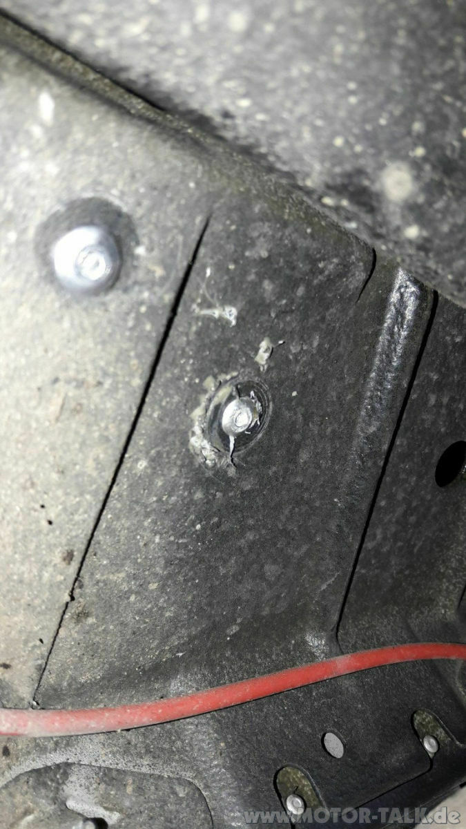 R129 piept vorne rechts (Alarmsirene defekt)