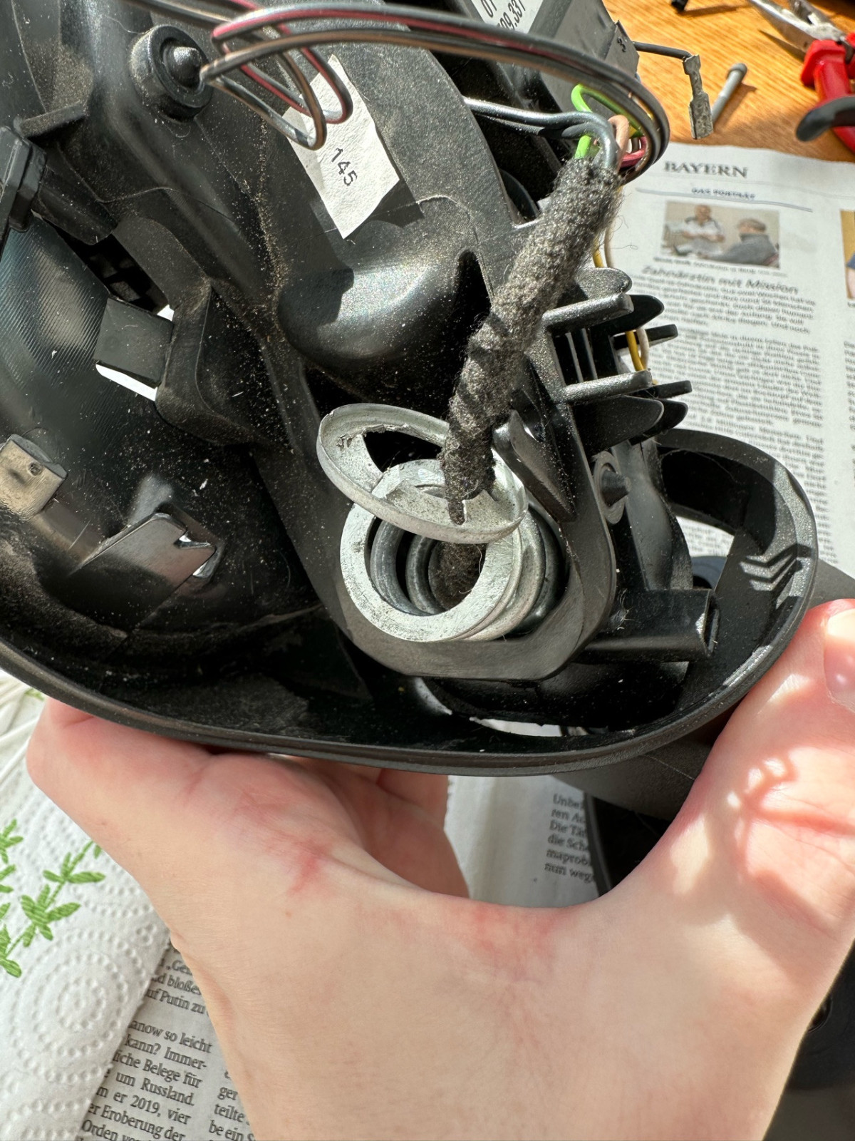 R60 Außenspiegel klappt zu weit aus