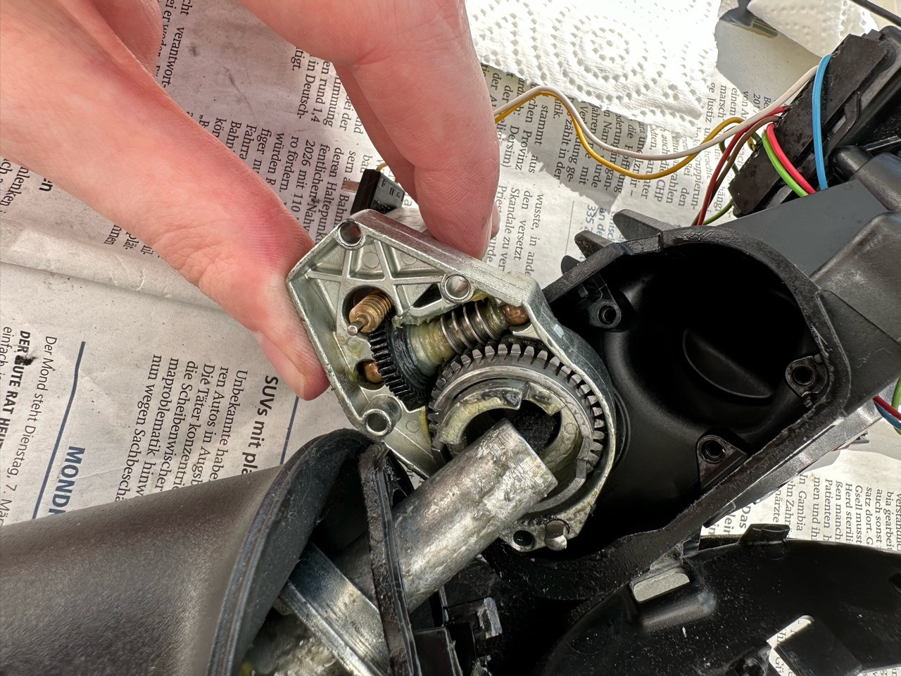 R60 Außenspiegel klappt zu weit aus