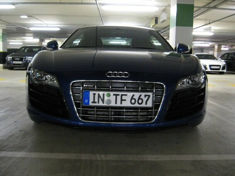 R8 V10