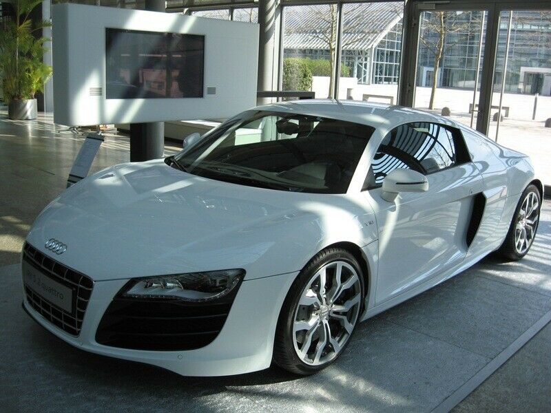 R8 V10