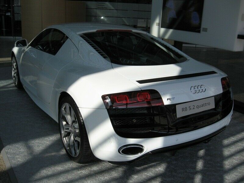 R8 V10