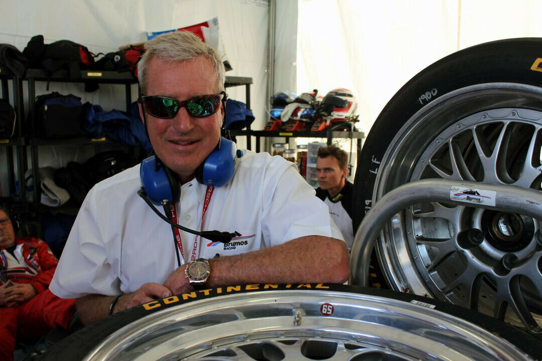 US-Rennlegende Hurley Haywood vier Stunden vor Rennende. Im Hintergrund: Porsche Werksfahrer Marc Lieb, weniger optimistisch.