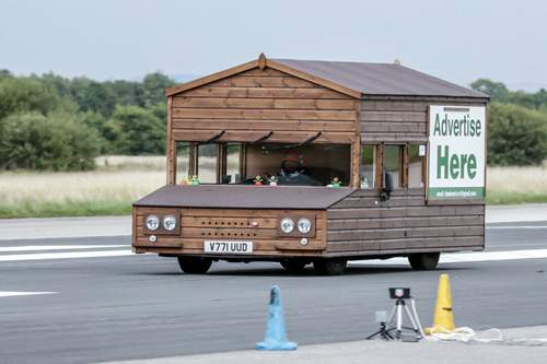 Auch andere Umbauten nahmen am Geschwindigkeitsrausch teil: Kevin Nicks mit seiner Motor-Hütte