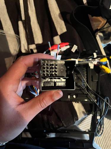 Stecker am Radio welches eingebaut wird