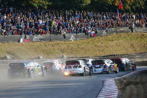 Die Autos der Rallycross WM werden von aufgeladenen 2,0-Litern angetrieben. Gelegentlich sieht man am Heck der 550-PS-Wagen Turbofeuer leuchten