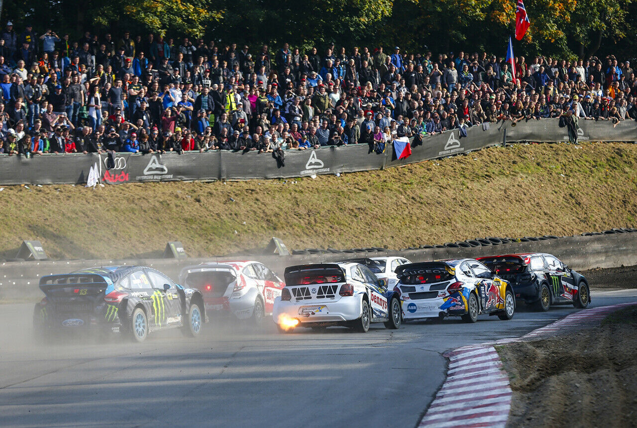 Die Autos der Rallycross WM werden von aufgeladenen 2,0-Litern angetrieben. Gelegentlich sieht man am Heck der 550-PS-Wagen Turbofeuer leuchten