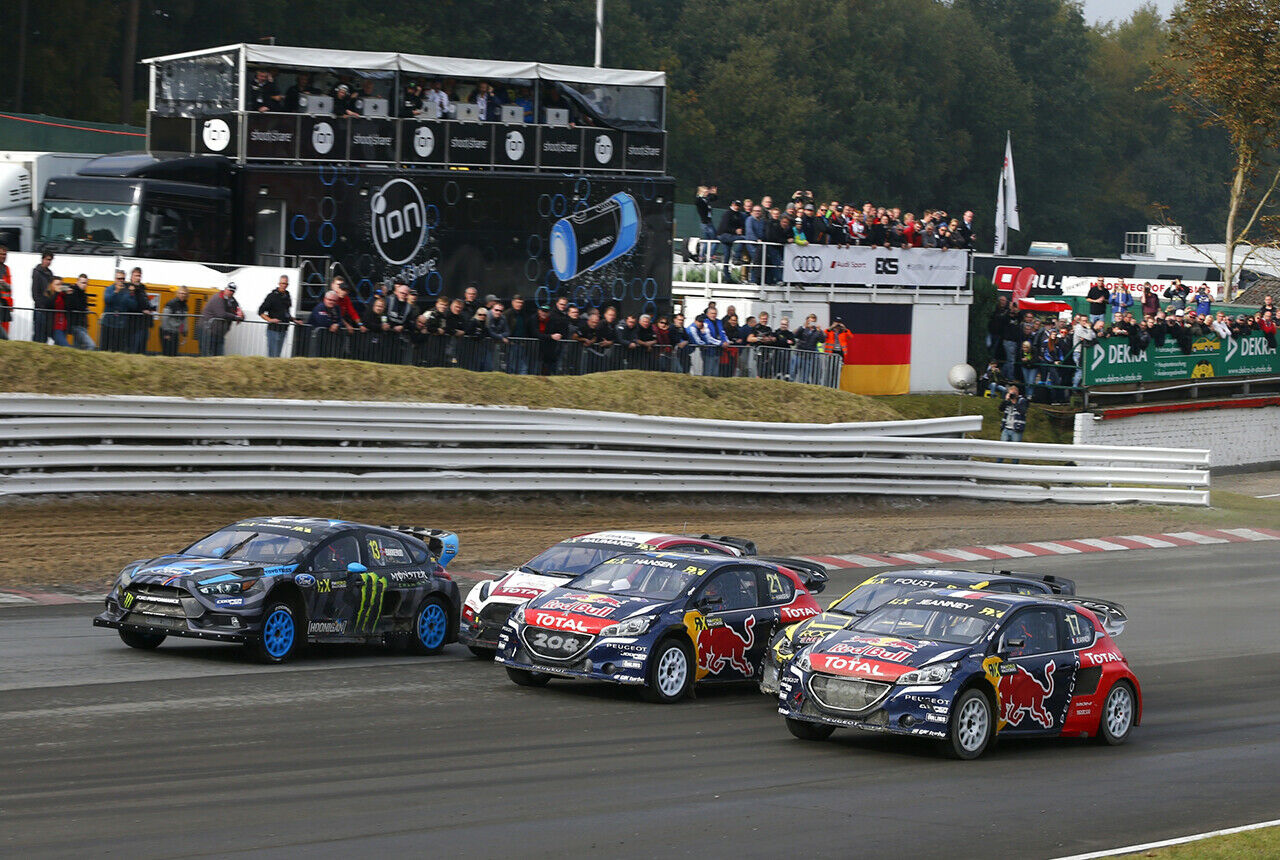 In den kurzen Qualifikationsrennen starten bis zu fünf Fahrzeuge - Seite an Seite. Ein guter Start ist damit besonders wichtig