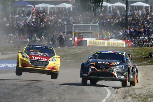 Das technisch vielleicht interessanteste Fahrzeug der Rallycross-WM: Der Renault Megane des GCK-Teams (re.) kommt mit Längsmotor und innenliegenden Bremsen