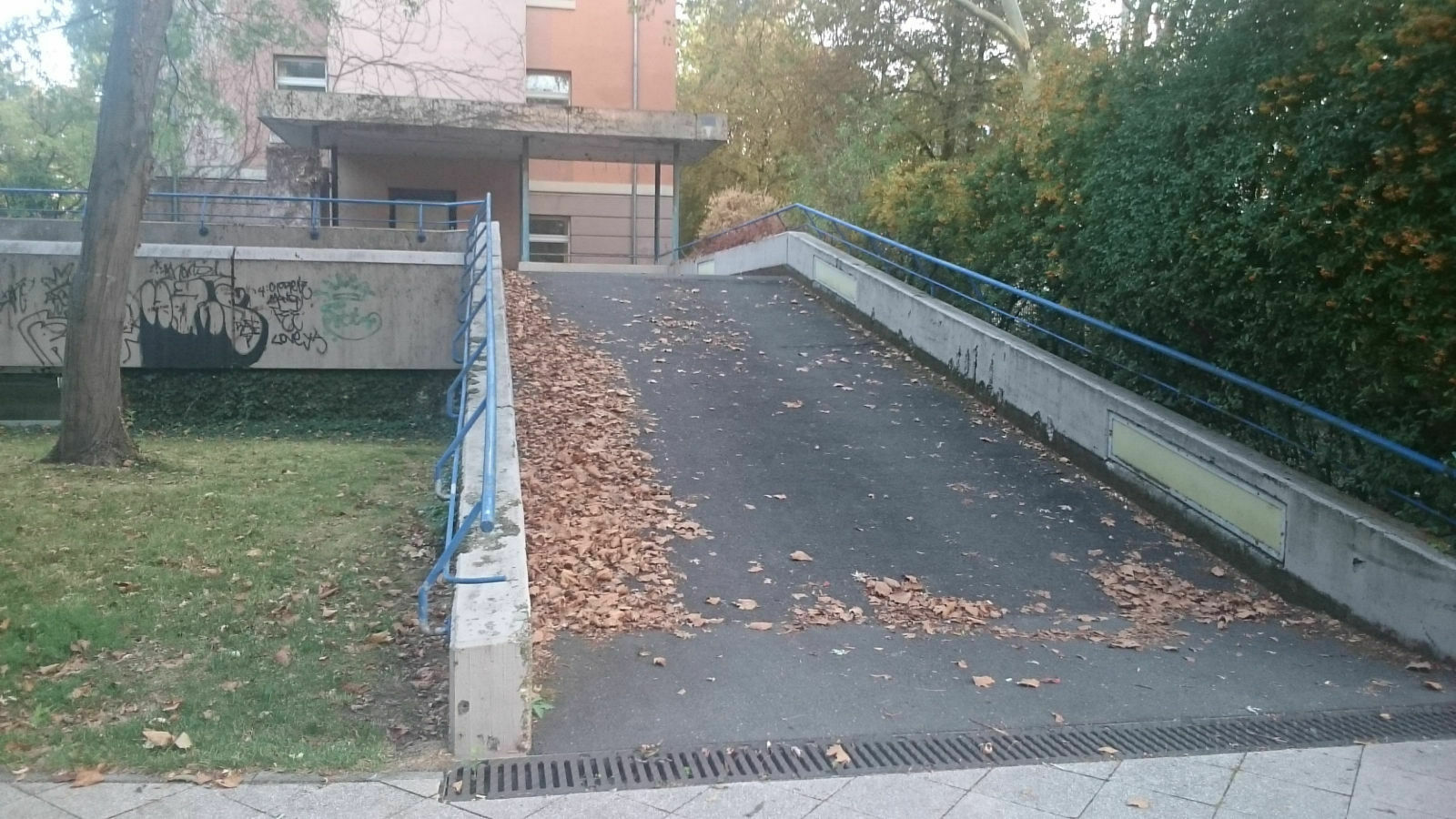 Rampe auffahren - aber Problem liegt nicht an der unteren Kante