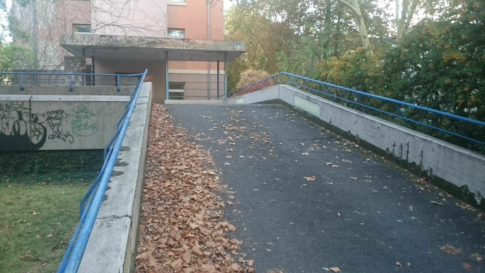 Rampe auffahren - aber Problem liegt nicht an der unteren Kante