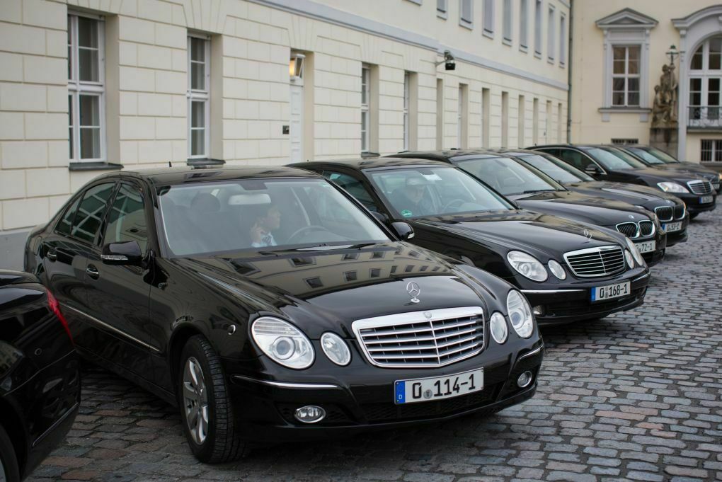 Diplomatenfahrzeuge sehen alle ähnlich aus. Manche von ihnen sind jedoch alles andere als unauffällig, wenn es um Ordnungswidrigkeiten im Straßenverkehr geht