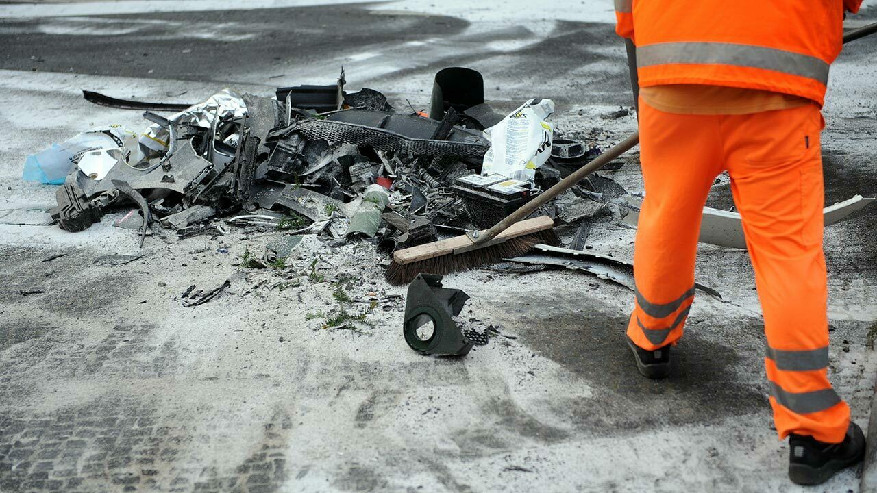 Ein Mitarbeiter der BSR säubert nach dem illegalen Autorennen, bei dem ein Unbeteiligter getäötet wurde, die Tauentzienstraße