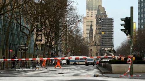 Die Tauentzienstraße blieb am 1. Februar nach dem schweren Unfall für die Aufräumarbeiten gesperrt