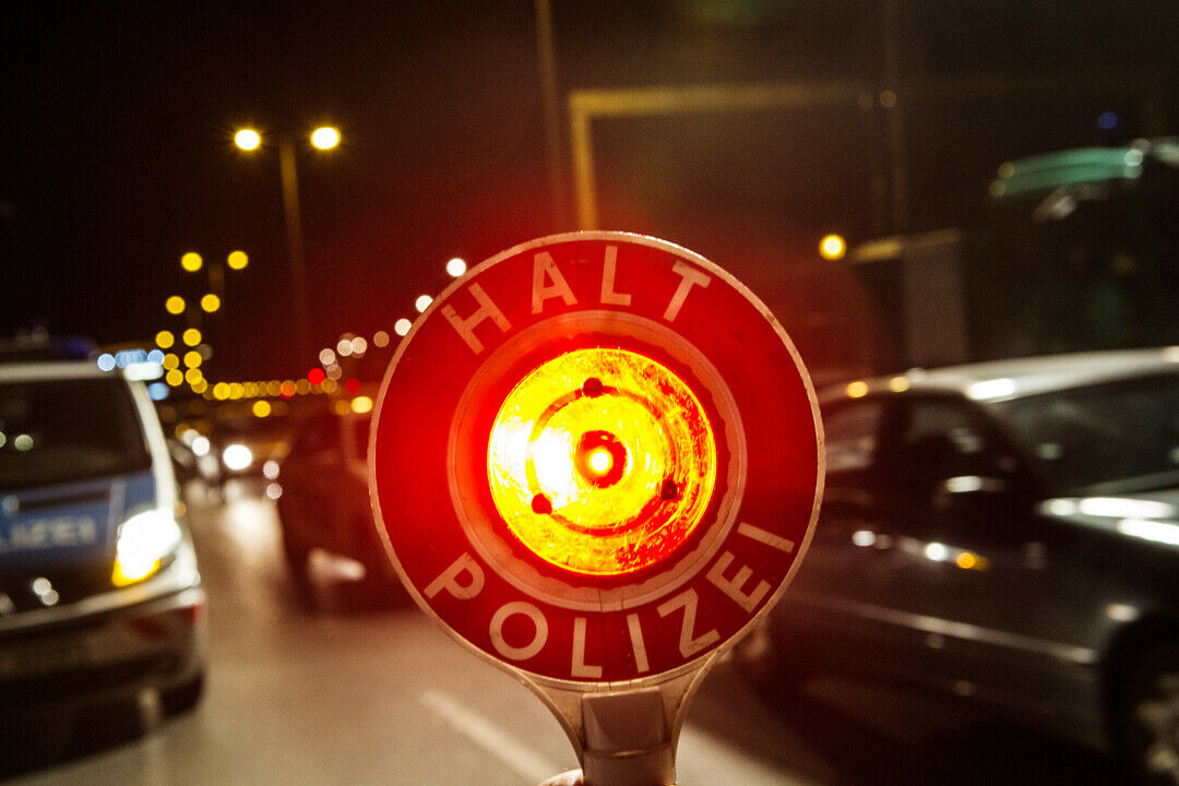 Um die Fahrer am gefährlichen Kräftemessen zu hindern, versucht die Polizei auch rechtliche Schritte gegen die Verkehrssünder aus der Schweiz einzuleiten