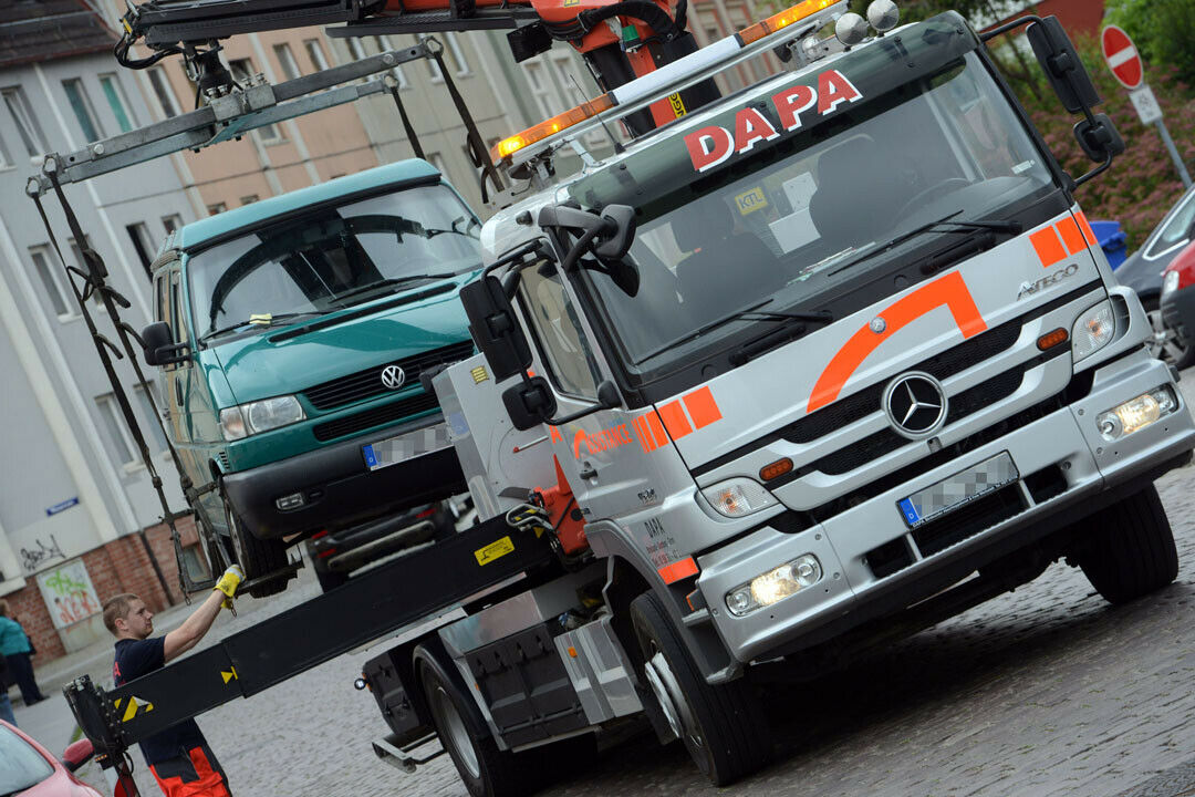 Wer sein Auto aufgeladen auf einem Abschleppwagen vorfindet, kann es nur noch gegen Barzahlung sofort wieder abladen lassen