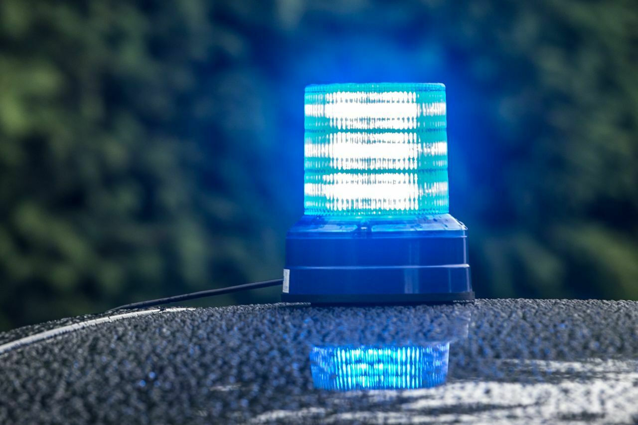 Fahrzeuge mit Sonderrechten: Um einem Einsatzfahrzeug, egal ob Polizei, Feuerwehr, Krankenwagen, THW oder sonstiges, Platz zu machen, ist das Befahren einer Kreuzung trotz roter Ampel erlaubt