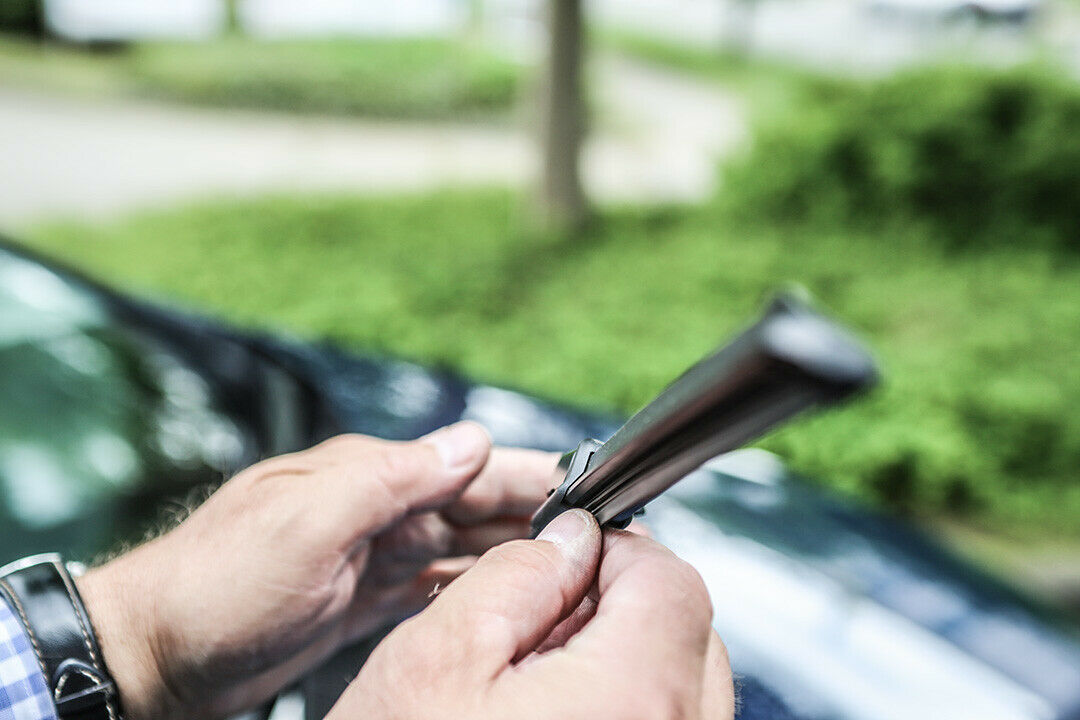 Scheibenwischerblätter werden mit der Zeit brüchig - vor der Fahrt überprüfen!