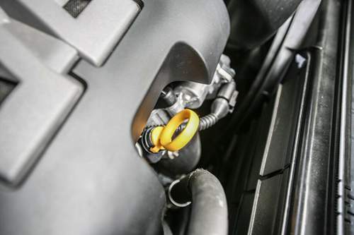 Der Füllstand wird bei abgestelltem und betriebswarmem Motor geprüft