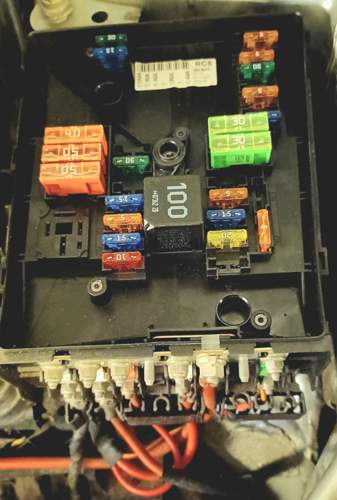 Sicherungen im Motorraum