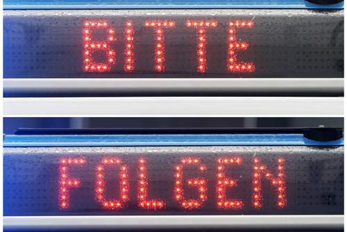 Blinkt die Leuchtschrift auf oder winkt die Polizeikelle, muss der Autofahrer an der nächsten Möglichkeit anhalten