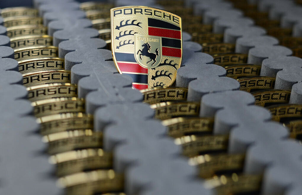 Porsche will den nach der gescheiterten VW-Uebernahme entbrannten langwierigen Rechtsstreit mit Hedgefonds aus den USA an deutsche Gerichte verlegen.