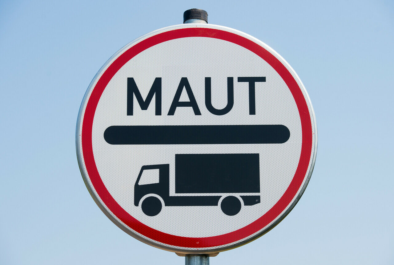Bislang wird die Lkw-Maut nur auf 2.300 Kilometern Bundesstraße eingenommen. Ab 2018 wird die Abgabe auf das gesamte Bundesstraßennetz ausgedehnt