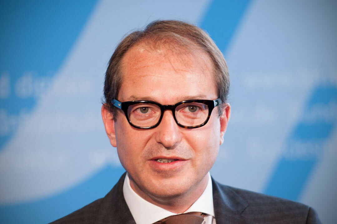 Der Verkehrsminister sieht große Chancen für deutsche Hersteller und Zulieferer, die Zukunft des Autofahrens maßgeblich zu gestalten