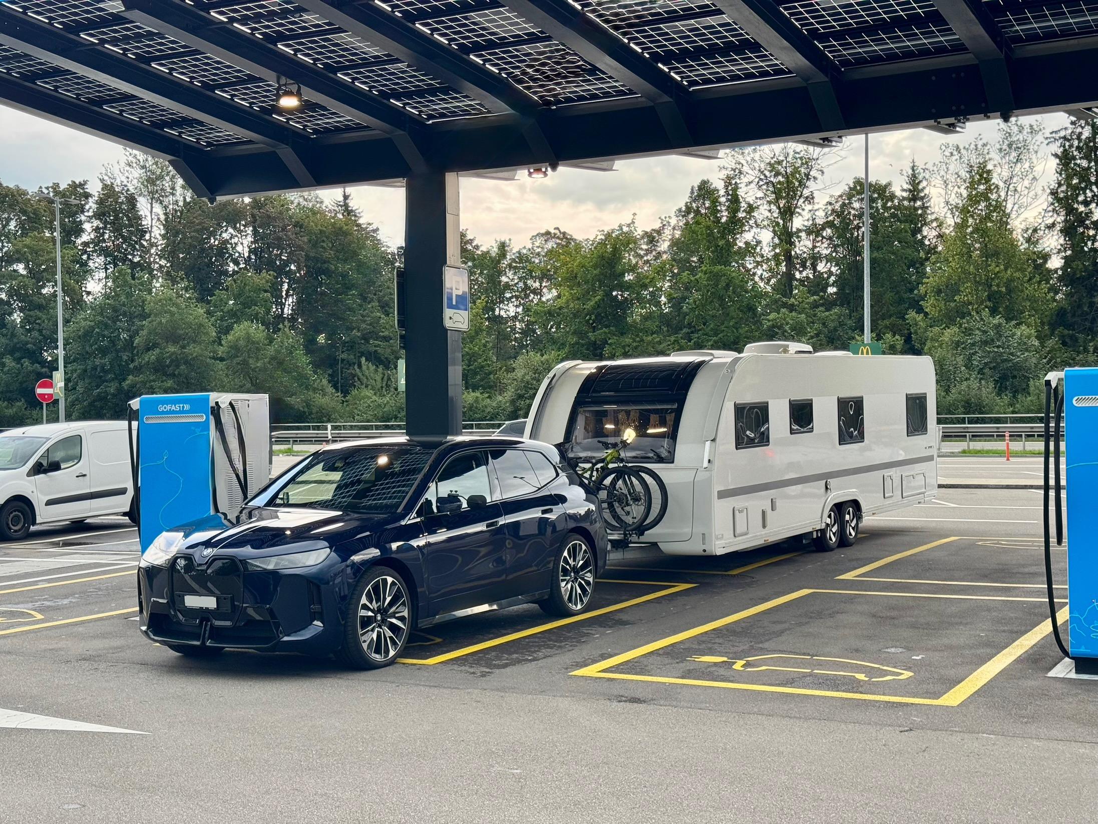 Reichweite iX xDrive50 mit Anhänger (2t)