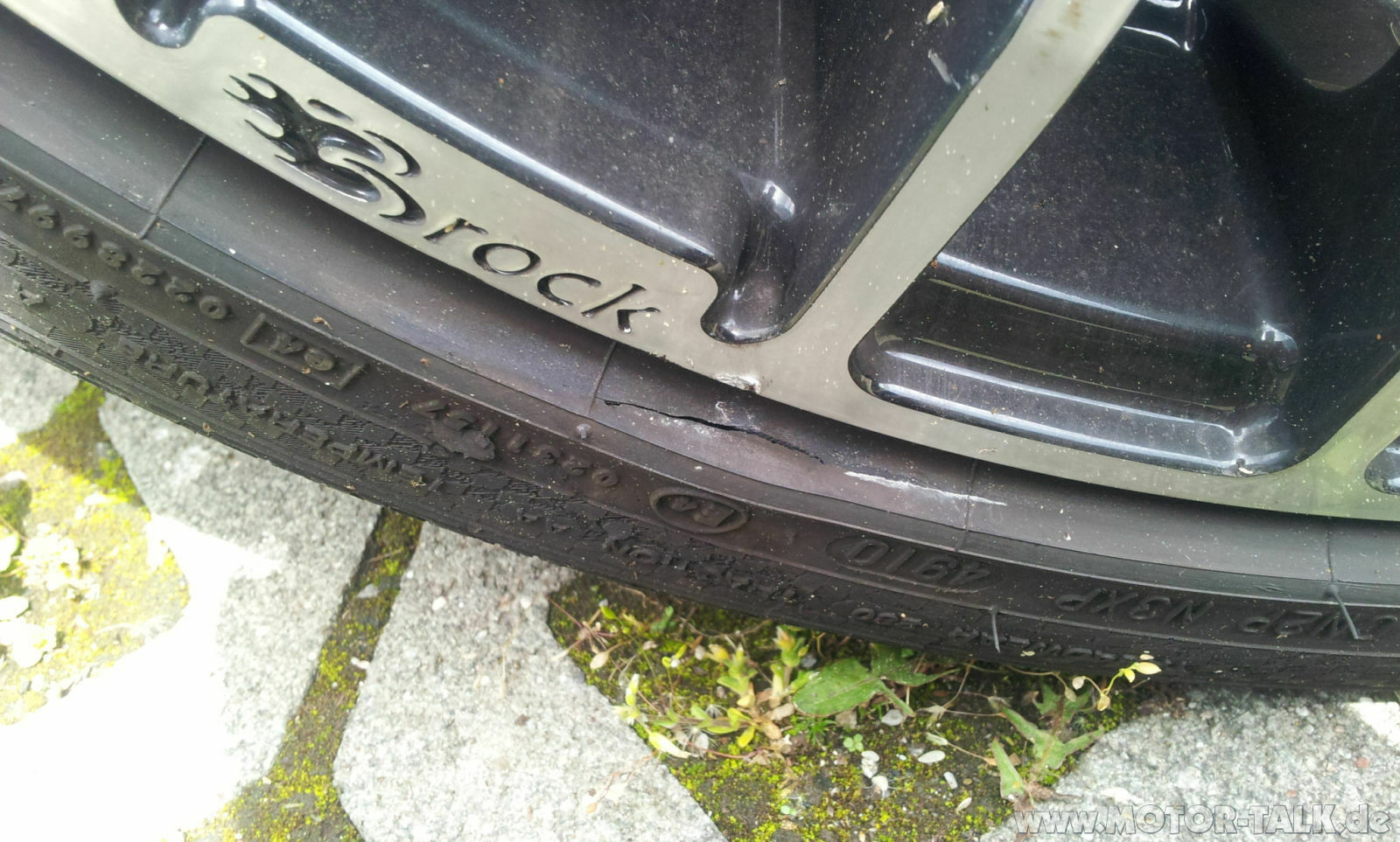 Reifen aufgeschlitzt :(