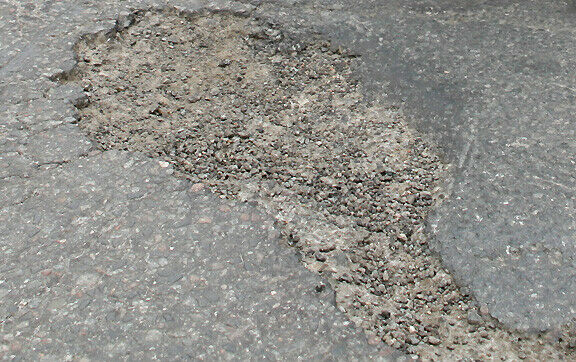 Schlagloch im Asphalt