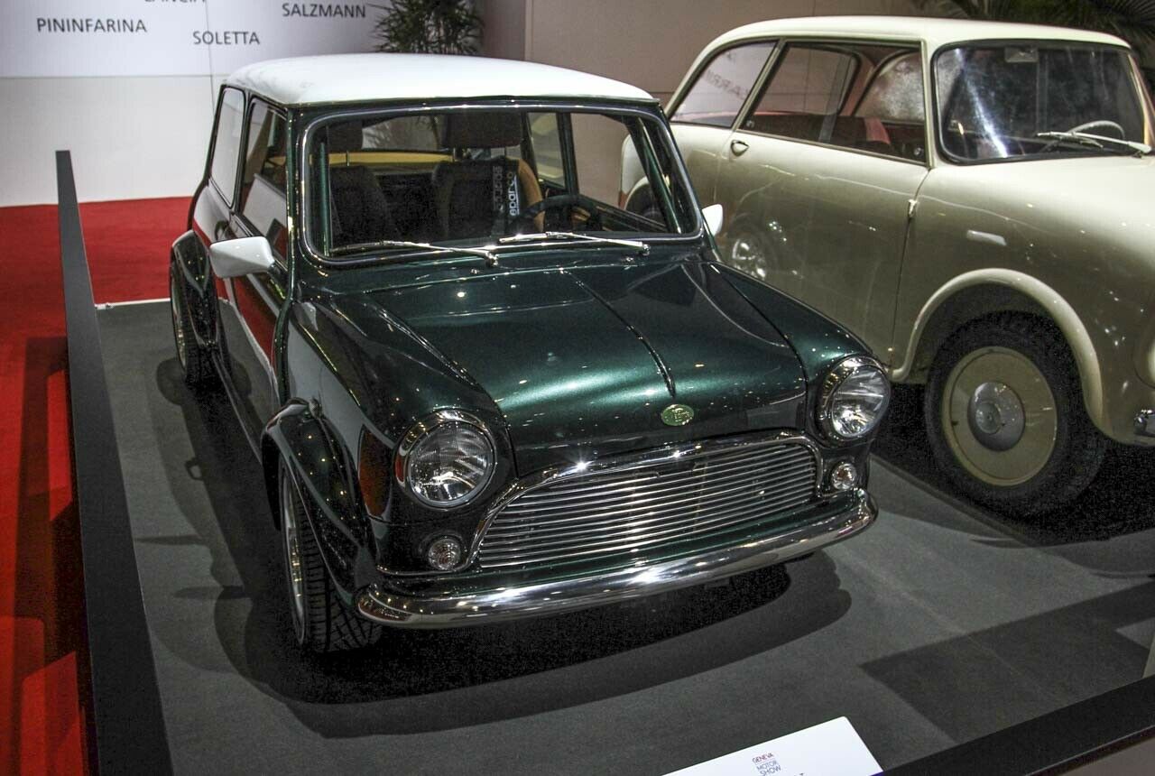 Alter Schweizer! Bei der Emil-Frey-Gruppe in Zürich entstehen fünf Ur-Mini mit Mittelmotor und Heckantrieb. Das Auto heißt Meanie, abgeleitet vom englischen "mean" für gemein. Das passt zu einem 220-PS-Kleinstwagen