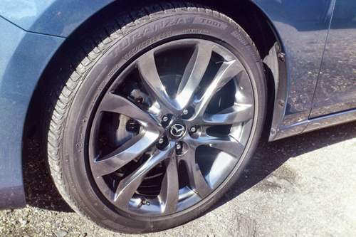 Der Mazda 6 fährt auf 19-Zoll-Felgen