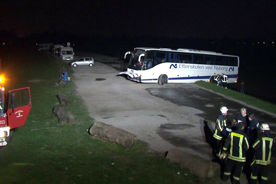 Die Hinterachse eines dänisches Reisebusses schwebte nach einem missglückten Wendemanöver über dem abschüssigen Rheinufer