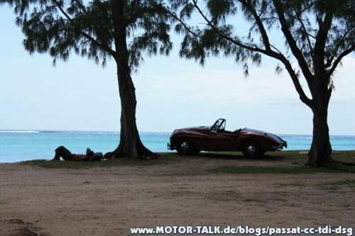 Einheimischer am Strand mit Cabriolet
