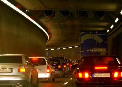 Blockiert bspw. ein Lkw die Spur, gilt das Reißverschlussprinzip nicht.