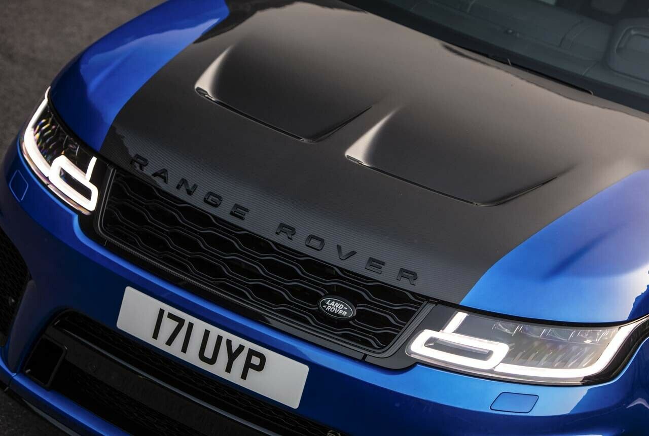 Beim Range Rover Sport SVR ist die Motorhaube aus Carbon gefertigt. Optional bleibt ein Teil der Haube unlackiert