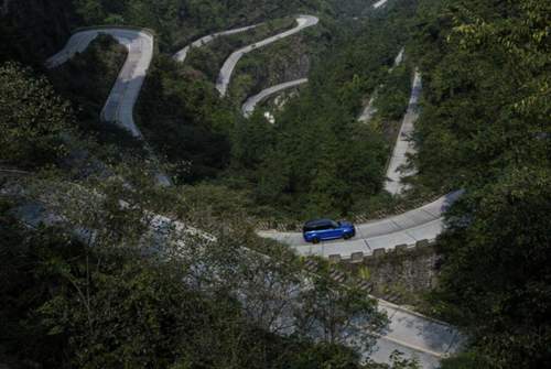 Der Range Rover Sport SVR absolvierte die 11,3 Kilometer lange Bergstraße in 9:51 Minuten. Zwischen Start und Ziel liegen 99 Kurven, die meisten davon Kehren