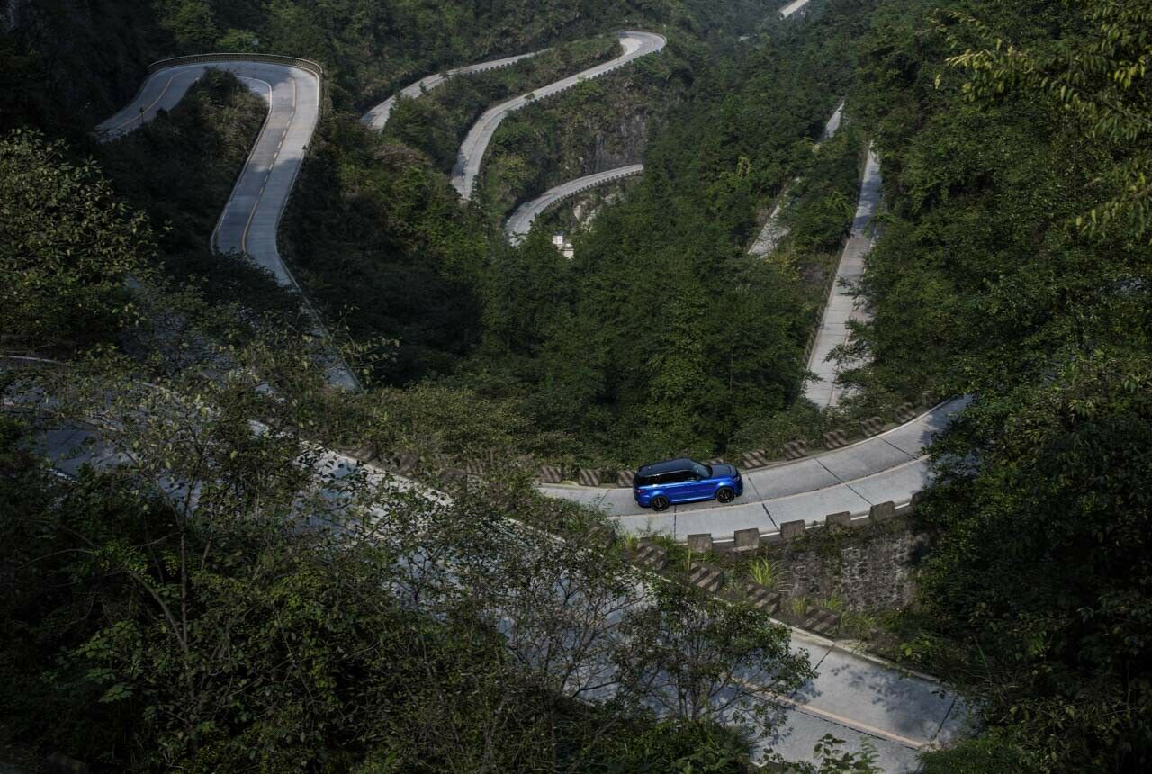 Der Range Rover Sport SVR absolvierte die 11,3 Kilometer lange Bergstraße in 9:51 Minuten. Zwischen Start und Ziel liegen 99 Kurven, die meisten davon Kehren