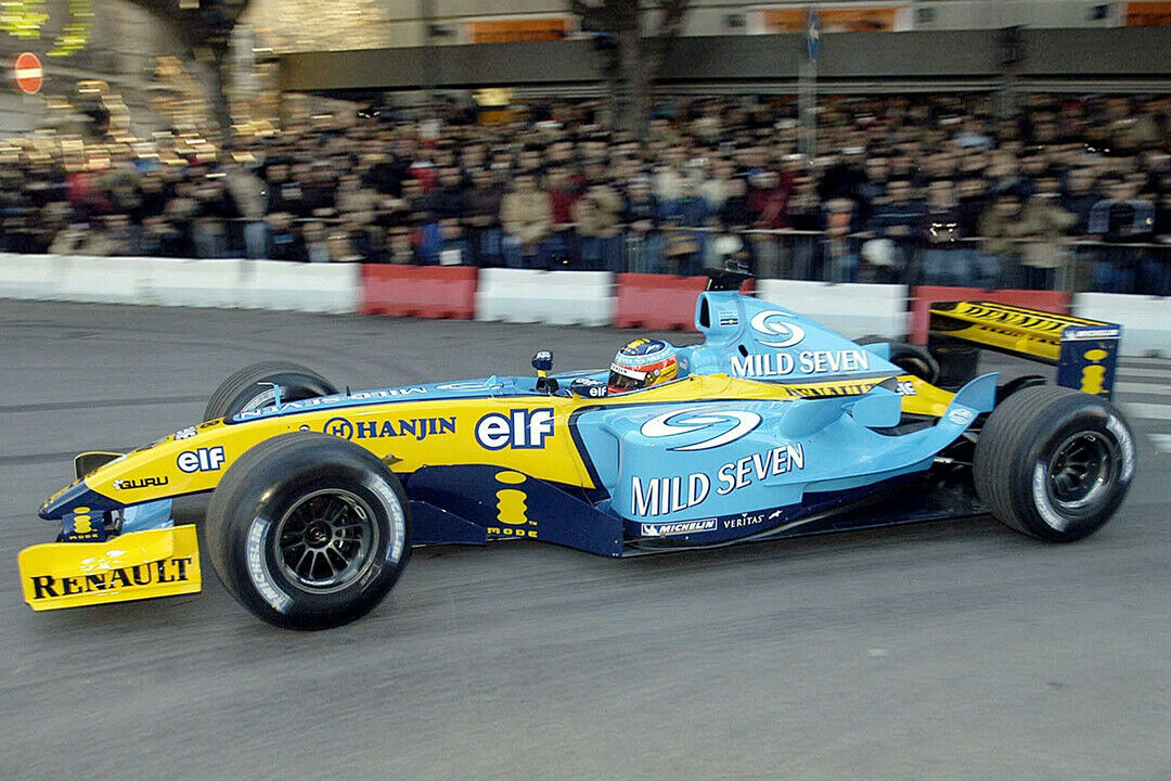 Palermo 2004: Fernando Alonso bei der Präsentation des damals neuen Renault Formel-1-Autos. 2002 war der Spanier der erste Pilot seit 20 Jahren, der Renault einen GP-Sieg bescherte.