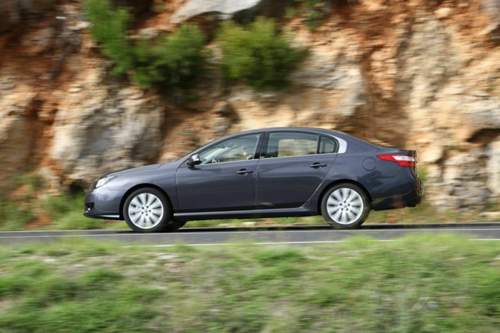 Der aus Korea zugekaufte Latitude floppte: Europaweit 508 verkaufte Autos 2014 führen dazu, dass aus zwei Modellen künftig eins wird