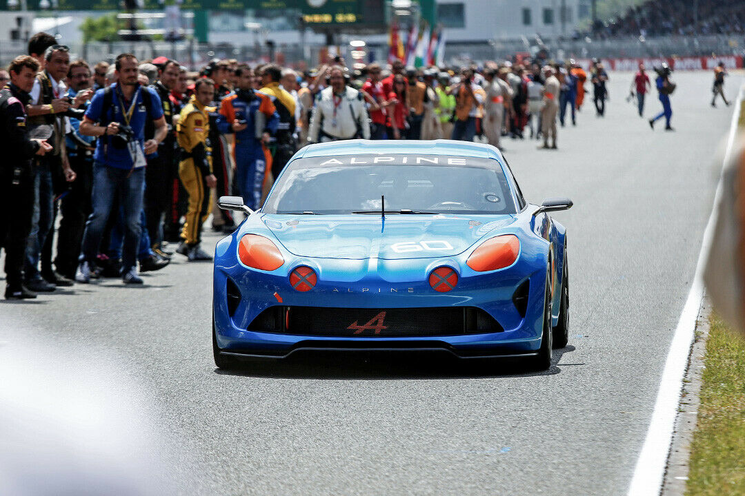 Bei den 24 Stunden von Le Mans im Juni vergangenen Jahres wurde das optisch sehr seriennahe Showcar präsentiert