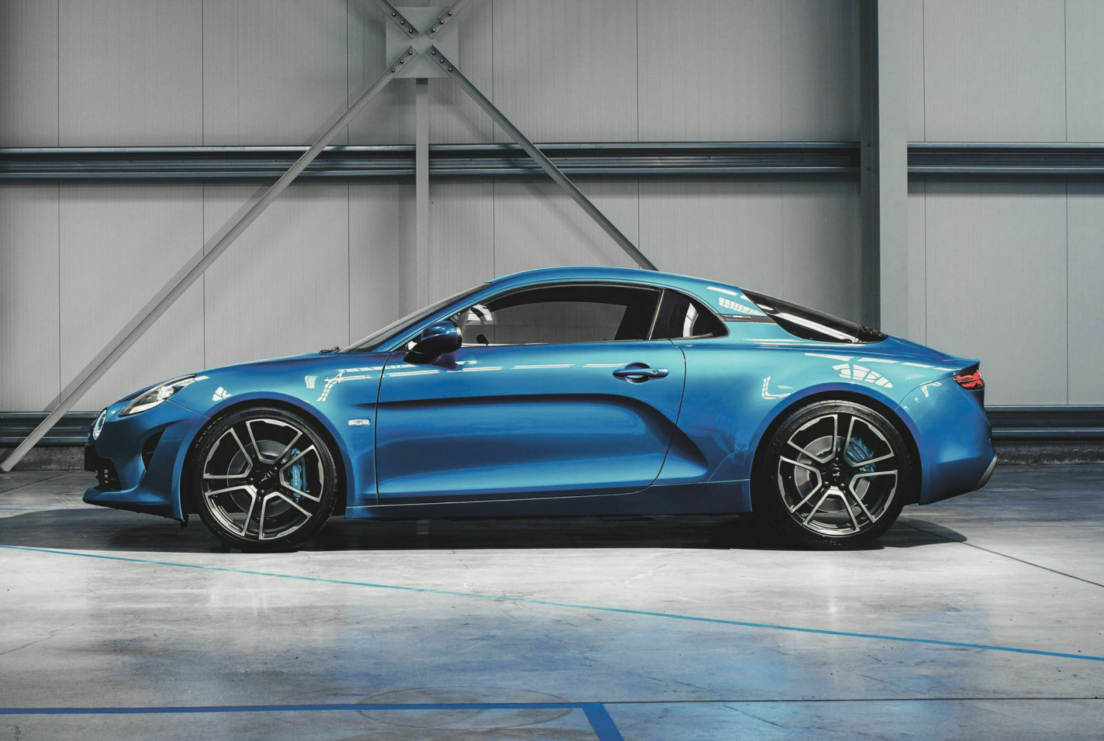 Die Alpine A110 im Profil: Heck-Mittelmotor und kompakte Maße