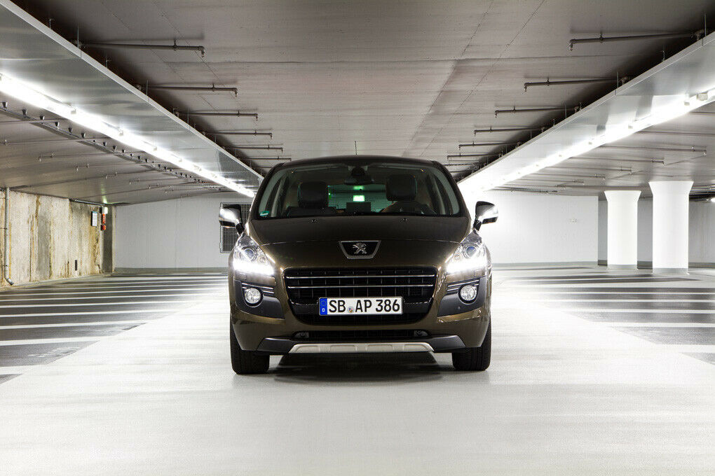 Obwohl Peugeot eine expressive Designlinie anlegt, fällt dieses Auto eher unauffällig aus.